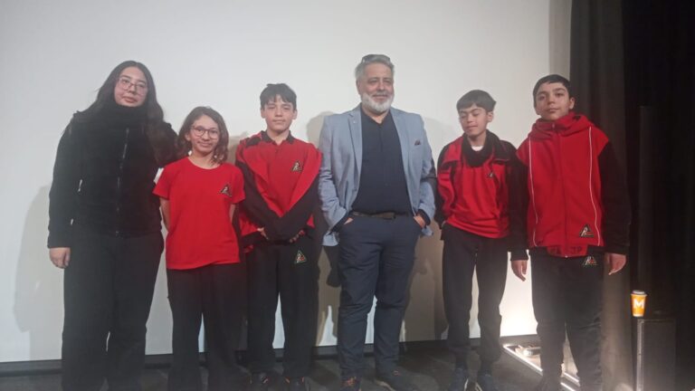Marcelo Leppe comparte con estudiantes de la Academia Avanza en encuentro científico realizado en Ñuñoa